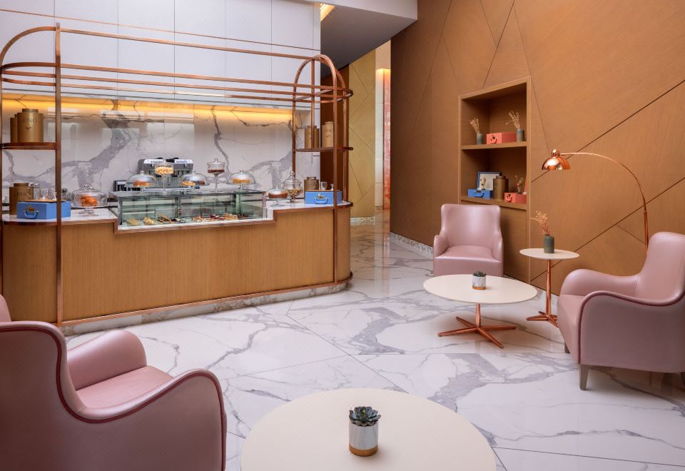 힐튼 두바이 크릭 호텔의 다이닝 공간