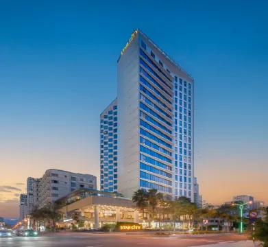 Starcity Hotel & Condotel Beachfront Nha Trang Отели рядом с достопримечательностью «Пляж Нха Транг»