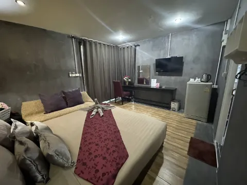 ห้องดีลักซ์ เตียงใหญ่ 1 เตียง