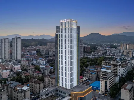 Lavande Hotel (Xianning Wenquan Center Huatan) Отели рядом с достопримечательностью «Taiyi Statue of God»