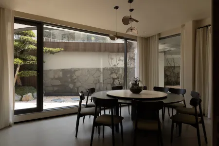 Mountain Bliss · Whispering Haven Healing Hideaway (Anji Cloud Grasslands Branch) Отели рядом с достопримечательностью «Chuancun»