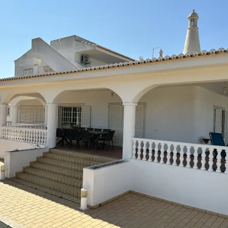 BnB Homes Luxurious Villa Stardust with Swimming pool & BBQ for Family Fun