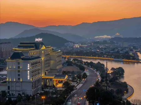 Howard Johnson Maitreya Plaza Xikou Отели рядом с достопримечательностью «Zhejiang Buddhist College (Headquarters)»