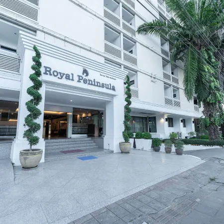 Royal Peninsula Hotel Chiangmai Отели рядом с достопримечательностью «Ворота Чанг Пуак»