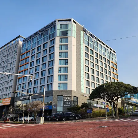 Seogwipo JS Hotel Отели рядом с достопримечательностью «Парк развлечений Seri World»