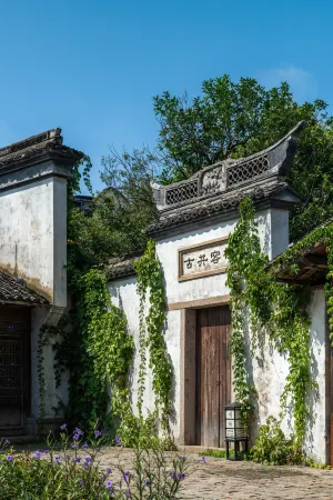 Puyuan fashion ancient town theme inn