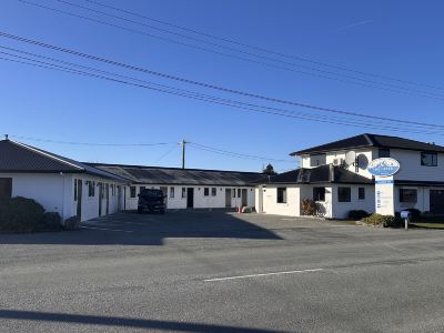 The Lakes Motel