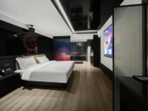 Crystal Designer High-Rise Hotel (Donghai High-Speed Railway Station Pedestrian Street) โรงแรมในตงไห่