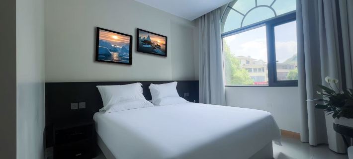 Blue Maple Hotel (Anshun Zhenning Huangshuojie Store) Hotels in Zhenning Buyei and Miao Autonomous County