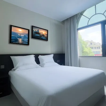 Blue Maple Hotel (Anshun Zhenning Huangshuojie Store)