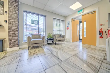 GO2 Gloucester Hotel by OYO Отели рядом с достопримечательностью «Passage Farm Caravan & Campsite»