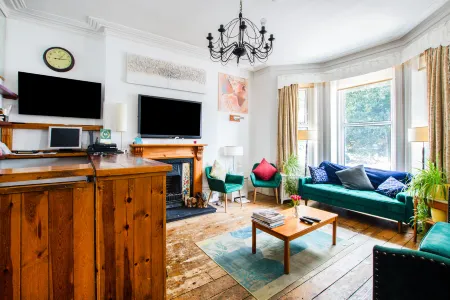 OYO The Lodge Bournemouth Отели рядом с достопримечательностью «Bournemouth University Weston Library, Lansdowne Campus»