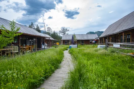 Sanwild Nature Resort Homestay (Kanas Old Village Branch) Отели рядом с достопримечательностью «Genghis Khan Point Sets»