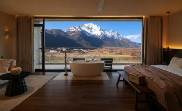 Lijiang Manqiwan Snow Mountain Ye She Min Su