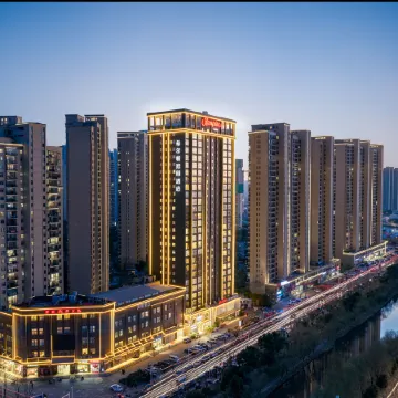 Hampton by Hilton Wuhan Sixin Guobo Отели рядом с достопримечательностью «Третья Средняя Школа Вухана»