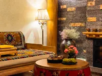 Shangri-La Ganden Manor Hotel by Floral Lux (Dukezong Ancient City) Hotels near Potatso National Park