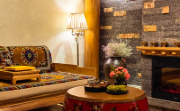 Floral Lux Hotel· Shangri La Gadan Manor Hotel (Dukezong Ancient City Branch) Hotels near Potatso National Park