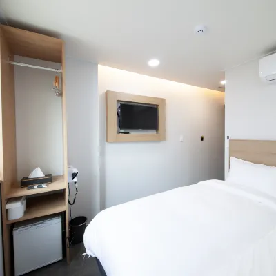 K-Grand Hotel DDP Hotels near U:US
