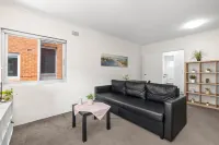 Relaxing Full Apartment – Free Parking, Minutes to UNSW - Homestays