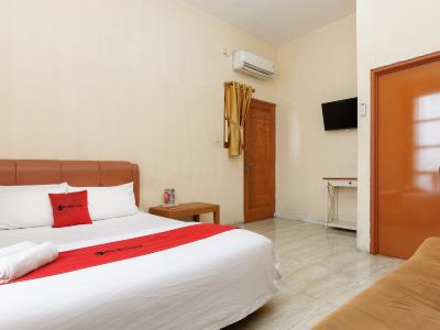 RedDoorz Near Cipinang Indah Mall