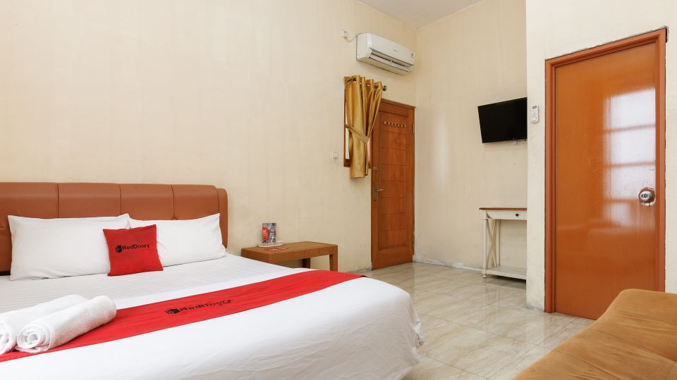 RedDoorz Near Cipinang Indah Mall
