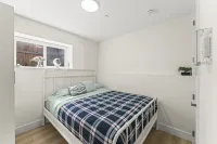 Vancouver quiet cozy 2BR1BA private entry suite near Skytrain - piscina