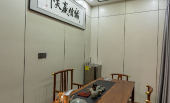 Wuhua Linfeng Light Luxury Hotel