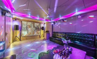 Haijiang Lodge · Swimming Pool · Luxury Family Boutique (Anji Longwang Mountain Rafting)