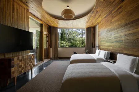 San Zhai Yi Jie Hot Spring Resort Hotel Отели рядом с достопримечательностью «Beihai Wetland»