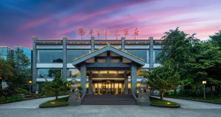 Hongya Qiliping Huasheng Hot Spring Hotel (Zero km) Отели рядом с достопримечательностью «Xixiang Pool (Bathing Elephant Pool)»