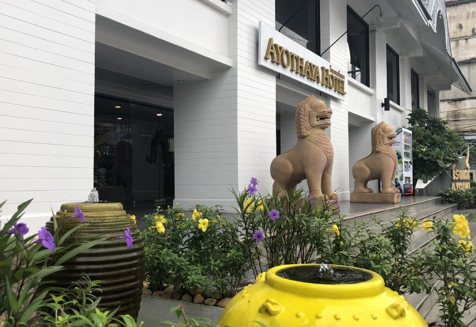 아유타야 호텔의 아름다운 야외 수영장