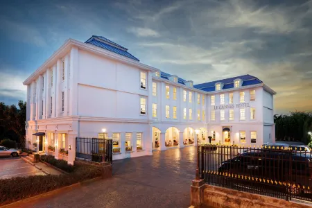 Le Cannes Hotel Отели рядом с достопримечательностью «Wat Si Bunruang»