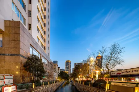 Maps Hotel Отели рядом с достопримечательностью «China Dinosaur Land»