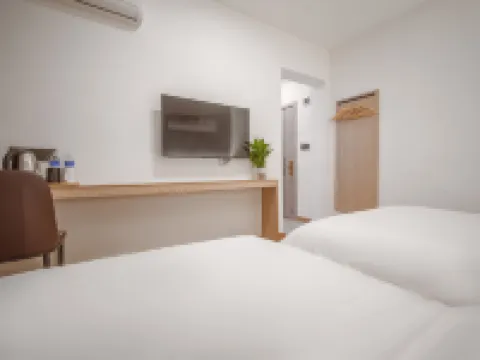 Leman Hotel (Leshan Zhanggong Bridge Gourmet Street) Hotels in Leshan