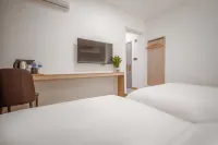 Leman Hotel (Leshan Zhanggong Bridge Gourmet Street)