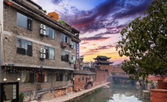 Youshui Riverside Homestay (Phoenix Ancient City Ximen City Building)