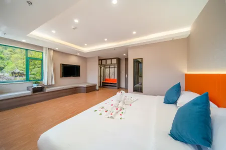 Emerald Resort Отели рядом с достопримечательностью «Fenghuangyuan»