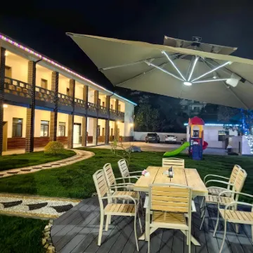 Chuoye Mountain Homestay (OMG Heartbeat Paradise) Hotels near Chuiyun Tongtian River