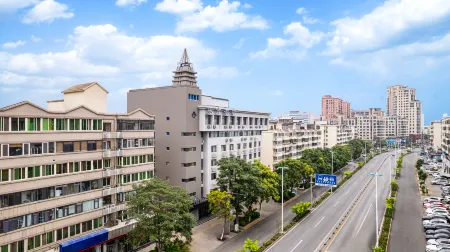 LEPON Hotel (Tianjin Railway Station Tianjin Eye) Отели рядом с достопримечательностью «Gallery of Tianjin Academy of Fine Arts»
