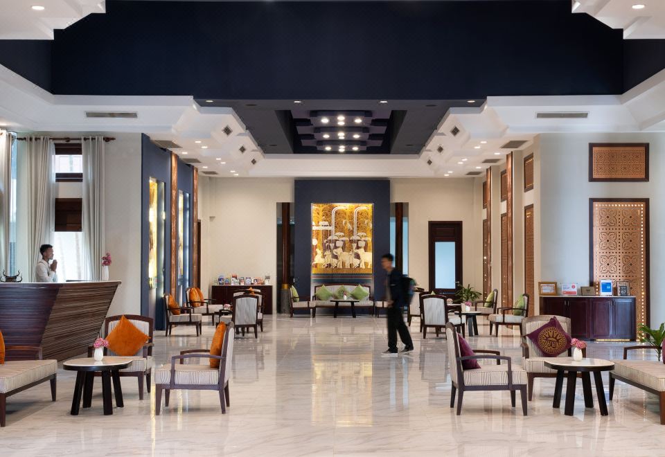 2. 더 로열 패밀리..