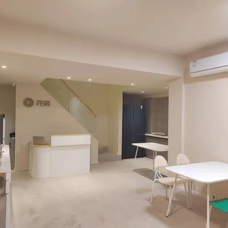 Floral Hotel·Laiye Private Hot Spring Villa (Tai Bai Mountain Tourist Center No Mountain Residence)