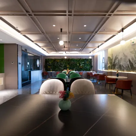 Global 60,000 Miles International Hotel (Xichang Yuelianghu Park Store)
