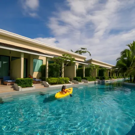 CRAFT Resort & Villas, Phuket Town-scheduled shuttle to Phuket old town Отели рядом с достопримечательностью «Порт Ратсада»