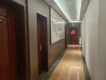 Liangshan Aikedo Grand Hotel (Longcheng Plaza) Отели рядом с достопримечательностью «Shuipo Liangshan Scenic Area»