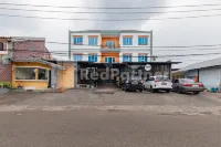 Hotel Alqueby Near Kiara Artha Park Mitra RedDoorz