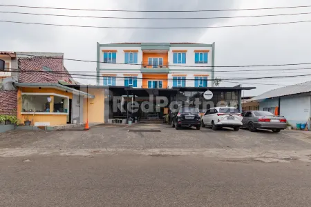 Alqueby Hotel near Kiara Artha Park & Trans Studio Mall Mitra RedDoorz