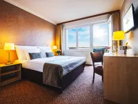 Charles Central Hotels near Karlin