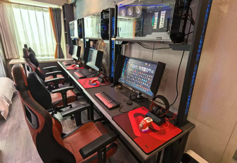데마 e스포츠 호텔의 모던한 게이밍 객실 내부