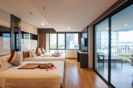 Golden Jomtien Beach Hotel Отели рядом с достопримечательностью «Плавучий рынок в Паттайе»