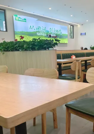 Manyue Light Luxury Hotel (Yingtan Station Tianhong Shopping Center Branch) Отели рядом с достопримечательностью «Maple Mountain Botanical Garden»